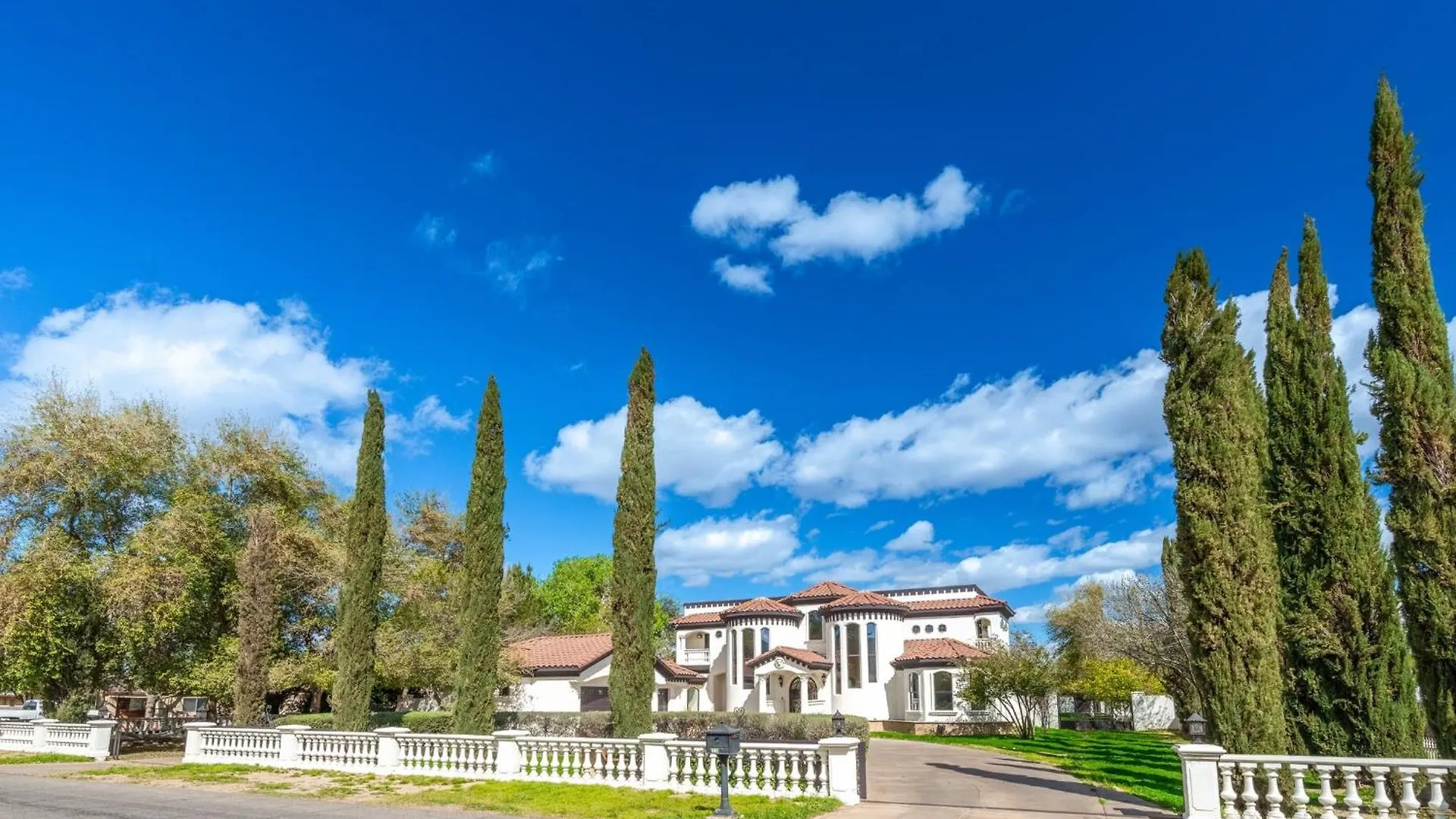 Spanish Castle - Huge Yard+Basketball+Sleeps 25! Phoenix Holiday home