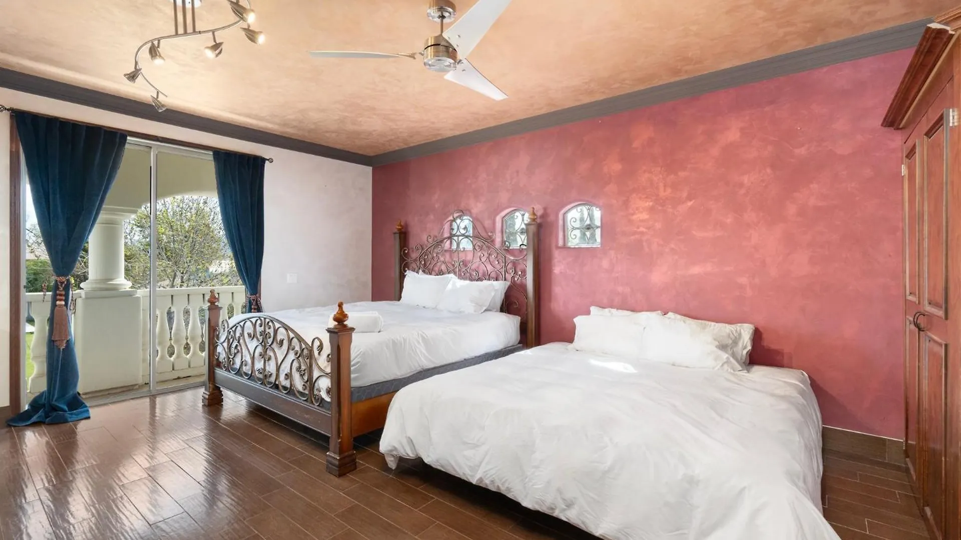 Holiday home Spanish Castle - Huge Yard+Basketball+Sleeps 25! Phoenix