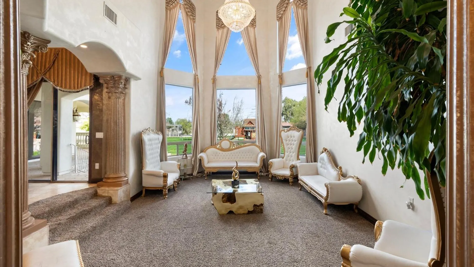 Spanish Castle - Huge Yard+Basketball+Sleeps 25! Phoenix United States