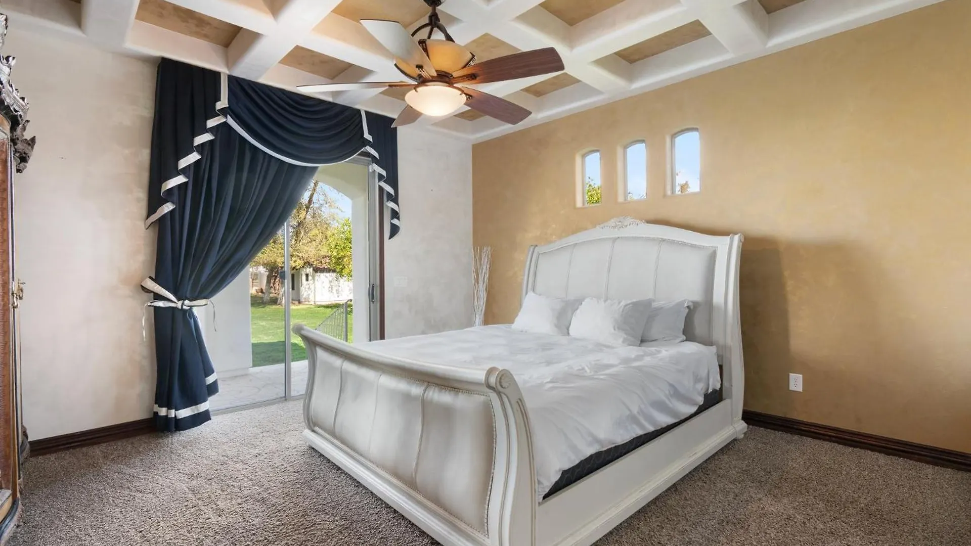 Spanish Castle - Huge Yard+Basketball+Sleeps 25! Phoenix 0*,  United States