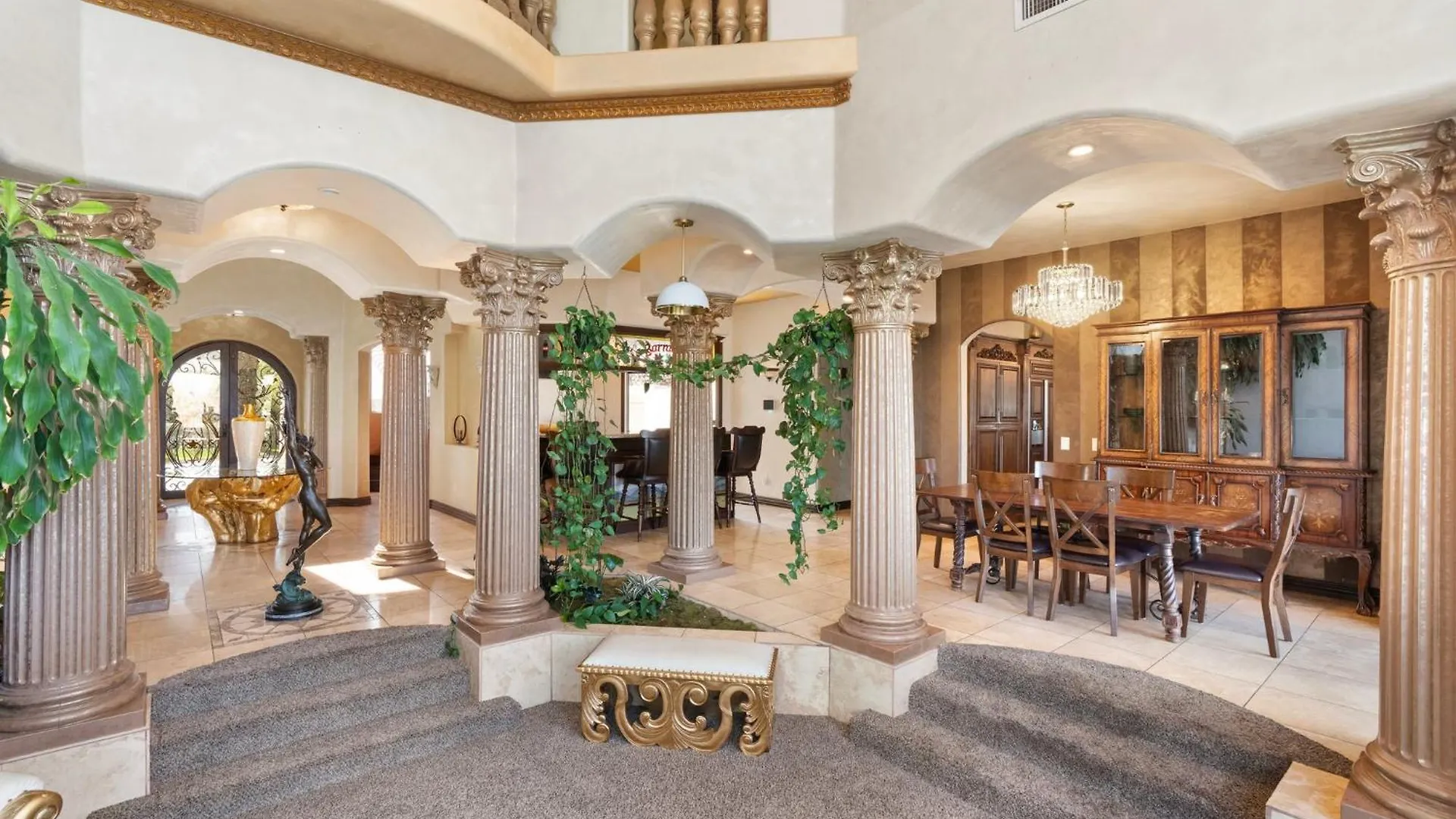 Spanish Castle - Huge Yard+Basketball+Sleeps 25! Phoenix