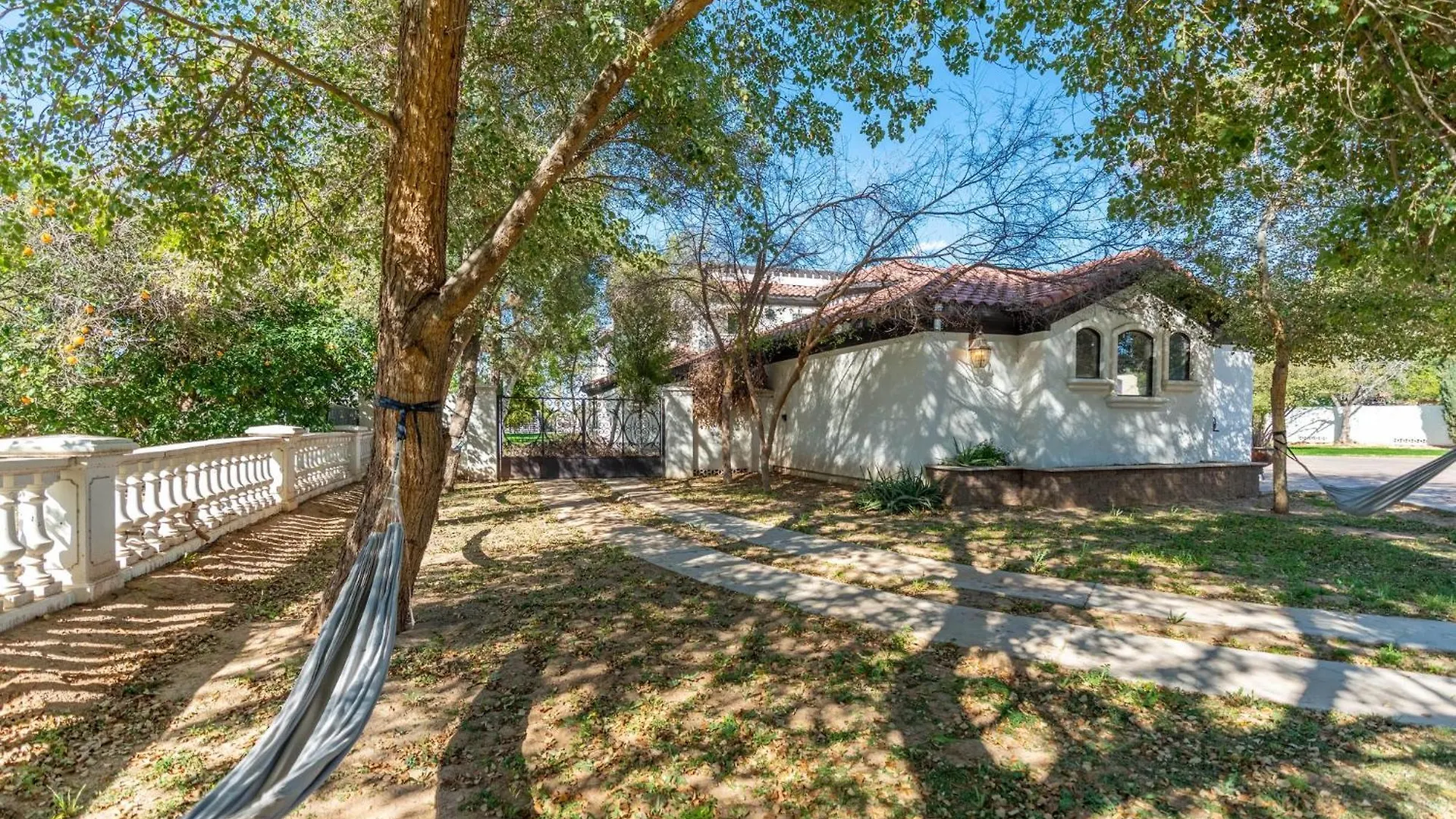 Spanish Castle - Huge Yard+Basketball+Sleeps 25! Phoenix 0*,  United States