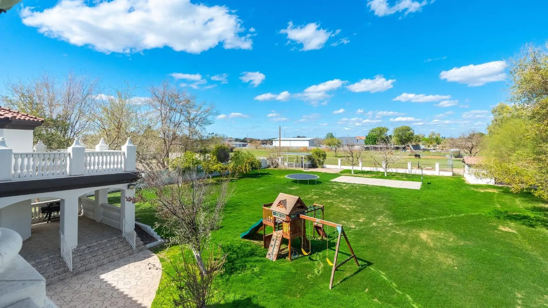 Spanish Castle - Huge Yard+Basketball+Sleeps 25! Phoenix United States