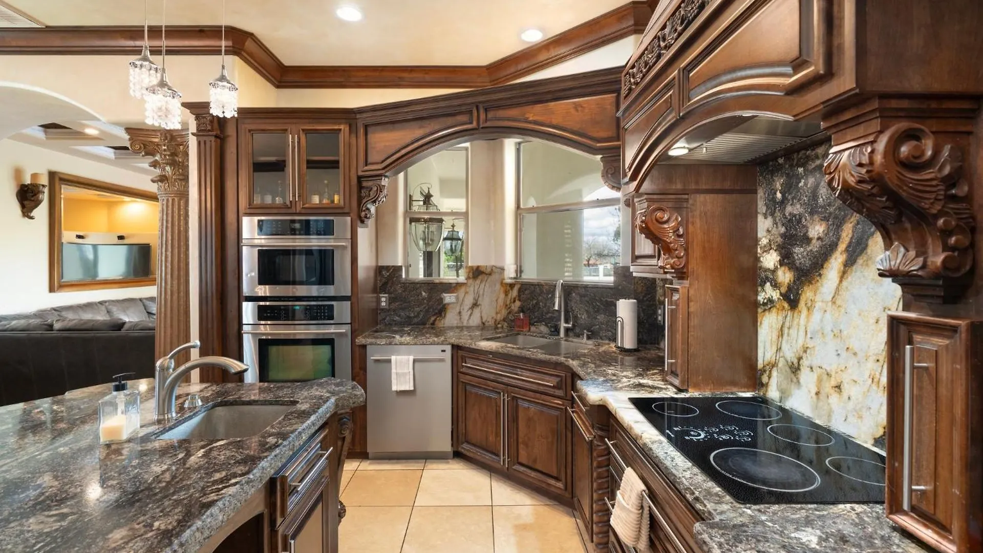 Spanish Castle - Huge Yard+Basketball+Sleeps 25! Phoenix 0*,  United States