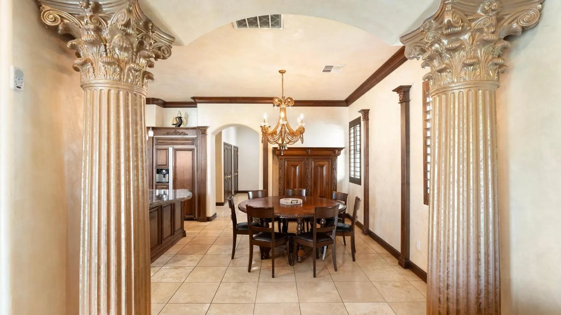 Spanish Castle - Huge Yard+Basketball+Sleeps 25! Phoenix United States