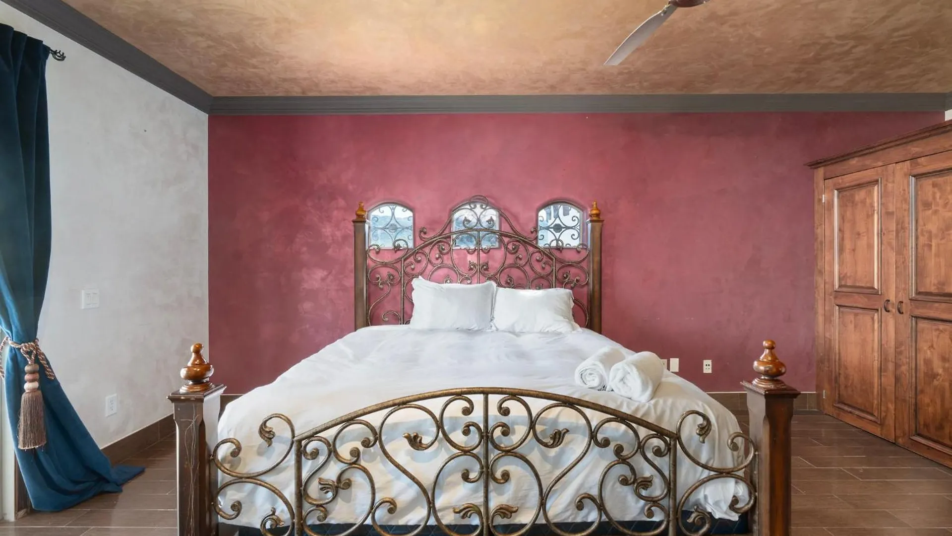 Spanish Castle - Huge Yard+Basketball+Sleeps 25! Phoenix