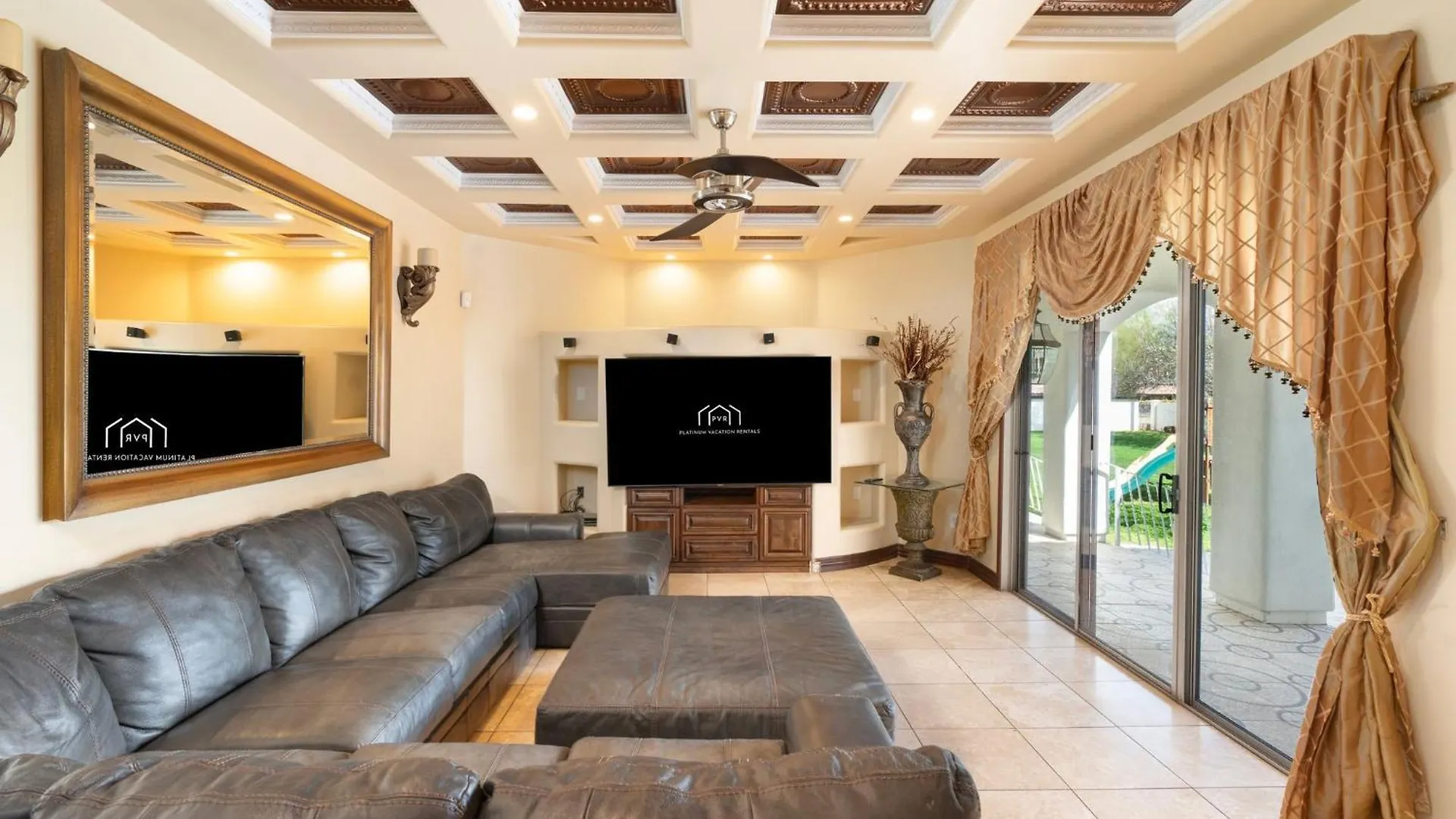 Holiday home Spanish Castle - Huge Yard+Basketball+Sleeps 25! Phoenix United States