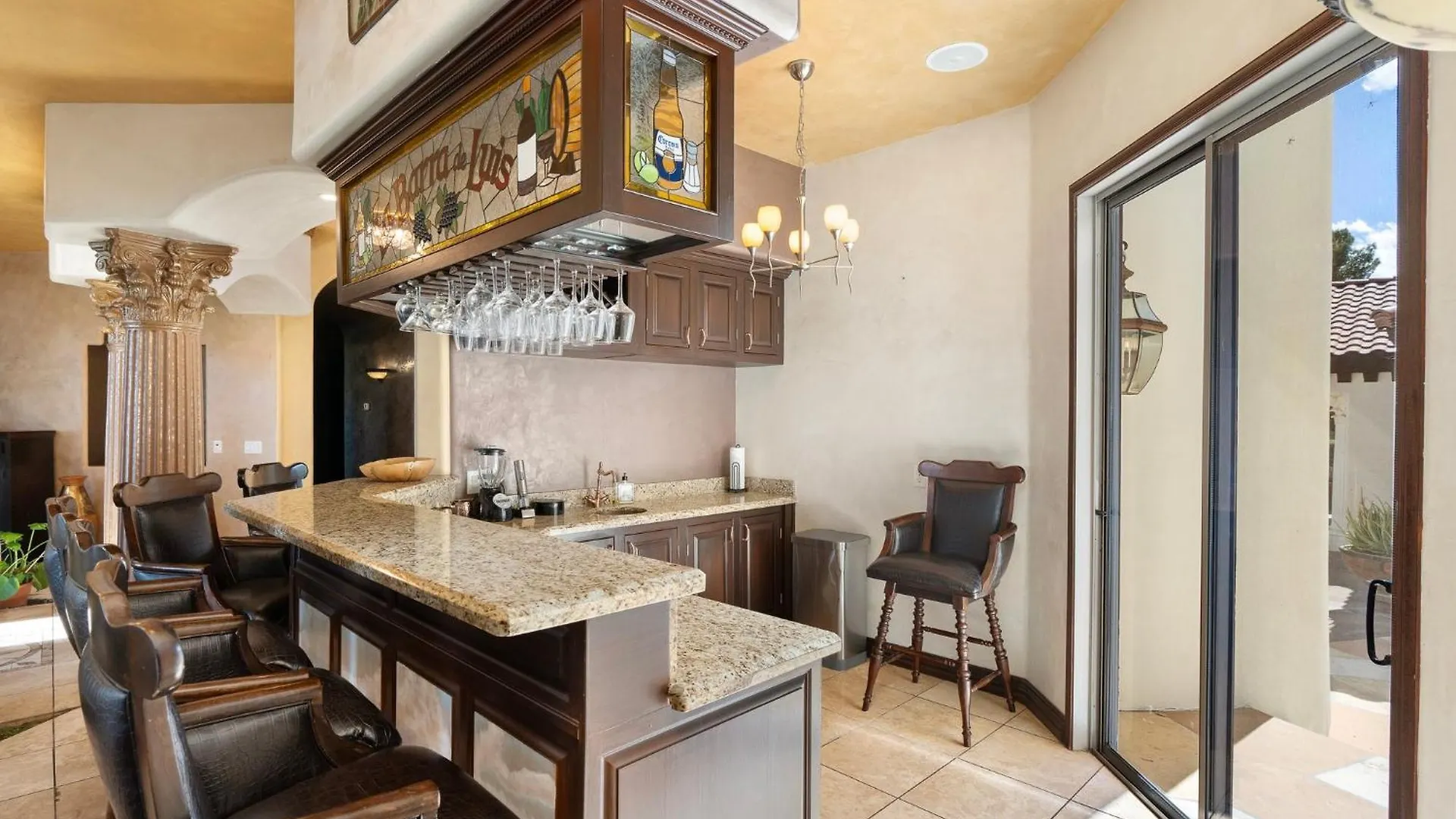 Spanish Castle - Huge Yard+Basketball+Sleeps 25! Phoenix