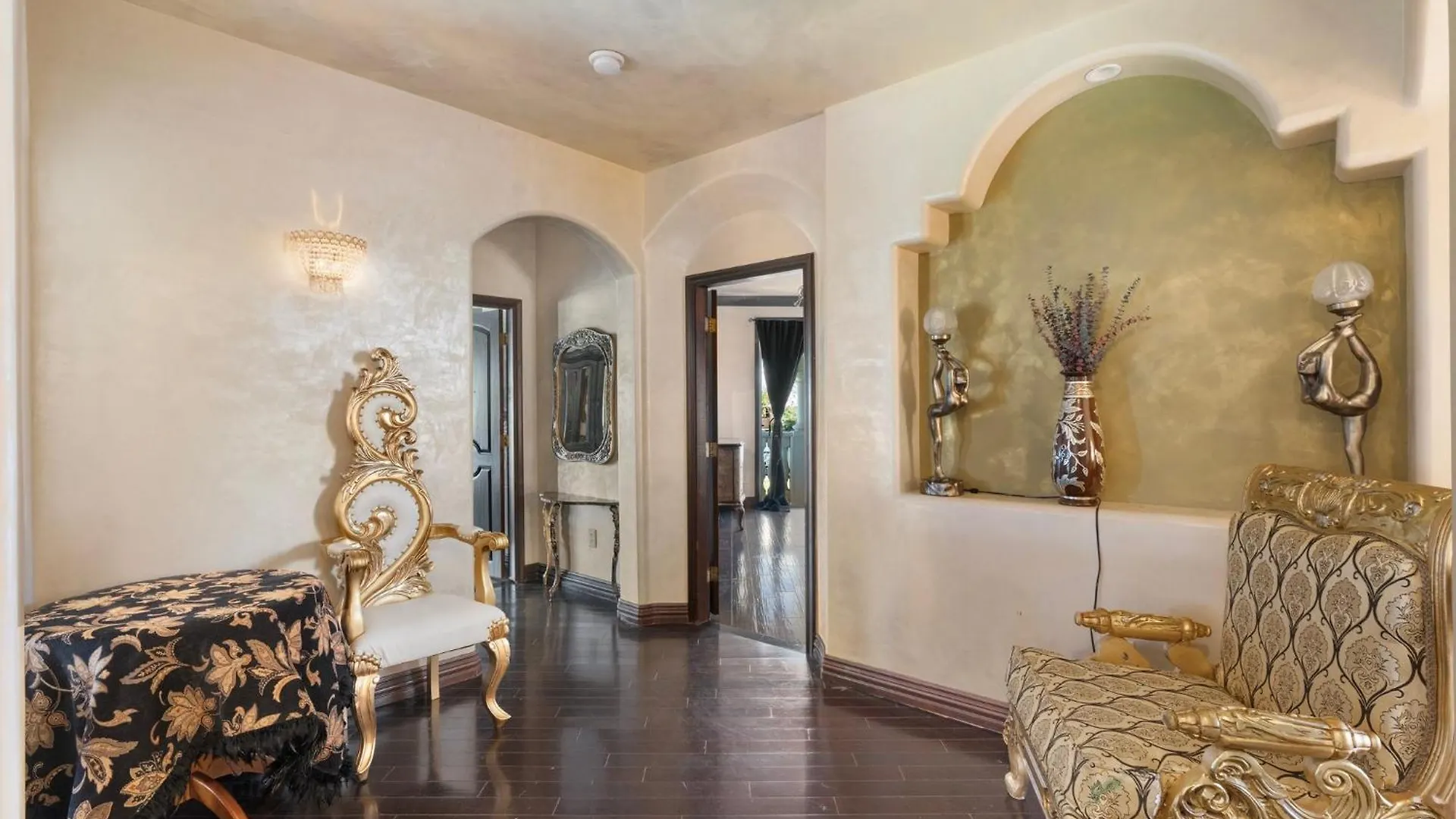Spanish Castle - Huge Yard+Basketball+Sleeps 25! Phoenix 0*,  United States