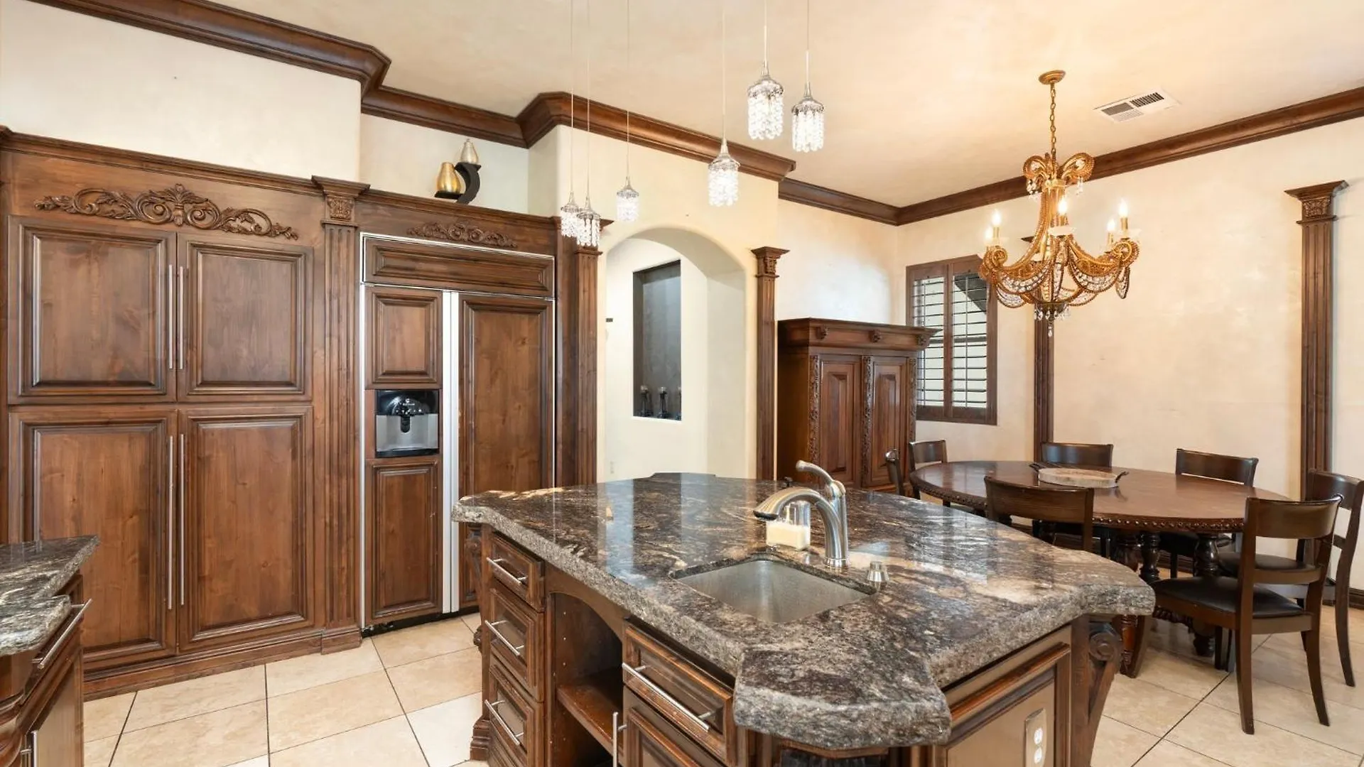 Spanish Castle - Huge Yard+Basketball+Sleeps 25! Phoenix