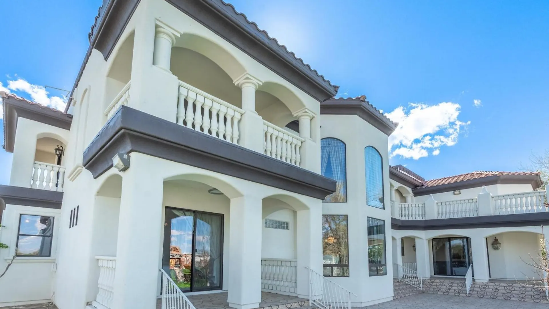 Spanish Castle - Huge Yard+Basketball+Sleeps 25! Phoenix