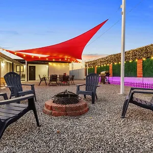Retreat - 2 Bedroom With King-size Bed - 3 Smart Tvs - 10 Min From Airp - Unit A Holiday home